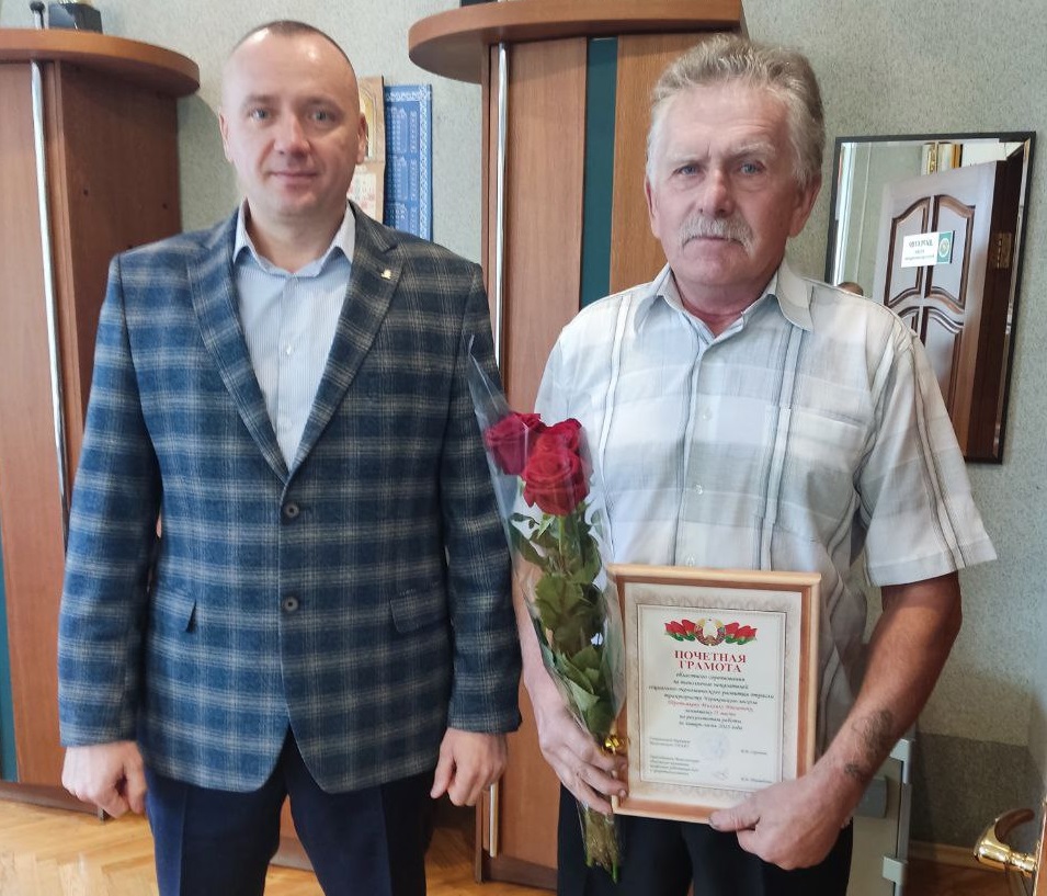 Директор Чериковского лесхоза Александр Жебин вручил Почетную грамоту  областного соревнования за выполнение показателей социально- экономического развития отрасли