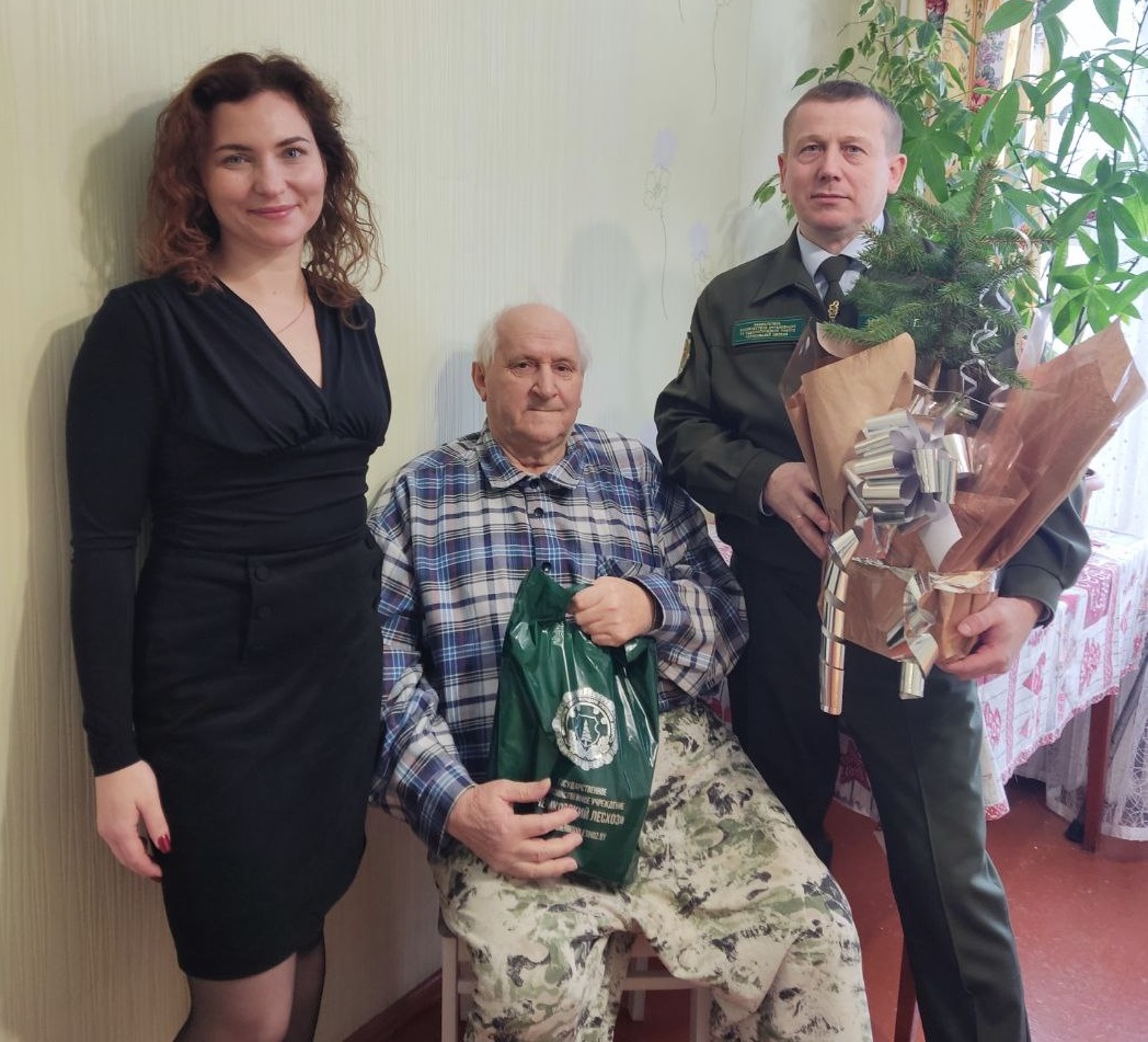 Администрация Чериковского лесхоза поздравила с наступающими праздниками ветерана - бывшего мастера деревообрабатывающего цеха Петра Солдатенко